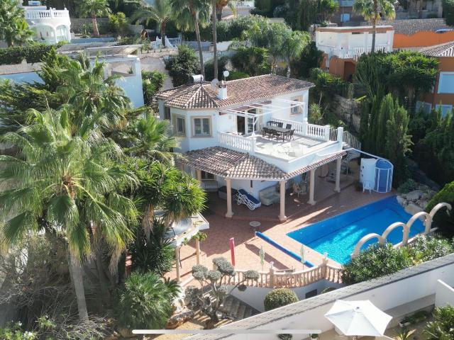 Chalet de alto calidad con maravillosas vistas al mar y much. 197m² Dénia