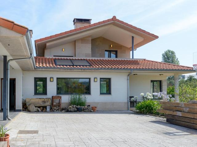 CHALET DE ALTO STANDING CON DOMÓTICA, SUELO RADIANTE, ENERGÍAS RENOVABLES Y 1.500 m2 DE PARCELA EN LLANERA