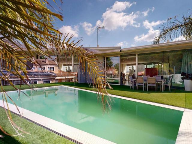 Chalet de autor con piscina salada y arquitectura de vanguardia