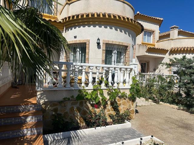 Chalet de dos plantas en Los Montesinos