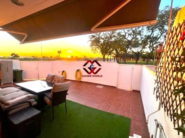 Chalet de esquina completamente renovado con gran parcela privada a pocos minutos del Mar
