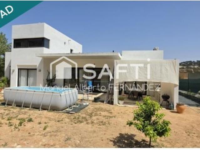Chalet de obra nueva con diseño contemporáneo y amplios espacios en Lloret Residencial