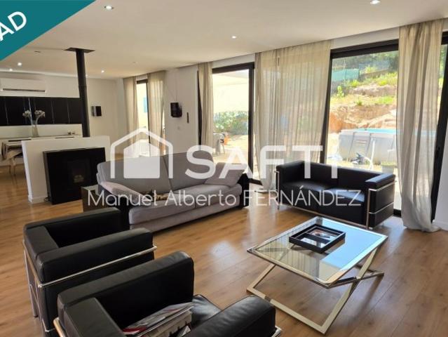 Chalet de obra nueva con diseño contemporáneo y amplios espacios en Lloret Residencial