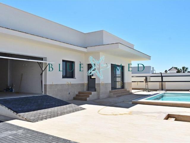 CHALET DE OBRA NUEVA CON PISCINA PRIVADA, SOLÁRIUM Y VISTAS DESPEJADAS EN COUNTRY CLUB