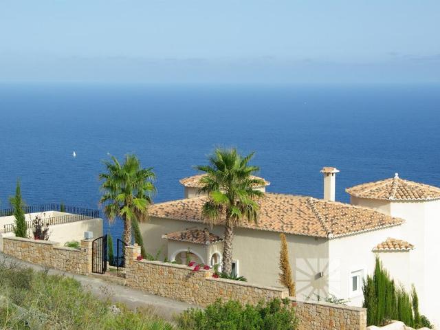 Chalet de obra nueva, de 4 dormitorios y 4 baños, ubicado e. 332m² Benitachell