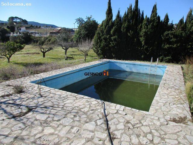 CHALET DE ORIGEN BIEN CONSERVADO CON PISCINA