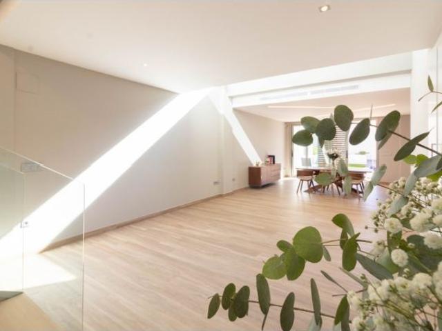 CHALET DE LUJO URBANO, CON PISCINA PRIVADA, JARDÍN, BARBACOA, GARAJE, GIMNASIO Y MUCHO MÁS