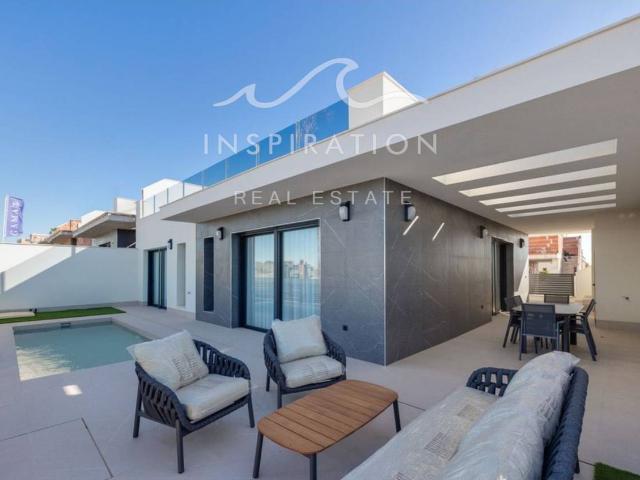 Chalet de Lujo Vanguardista en Torrevieja con Solarium
