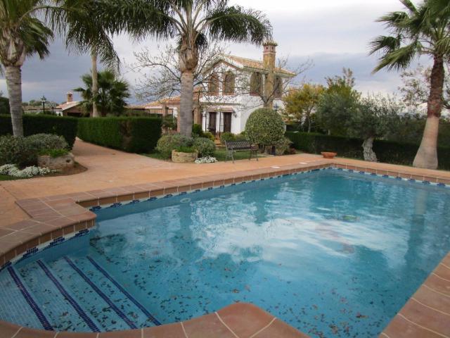 CHALET DE LUJO CON PISCINA, JARDIN Y BARBACOA