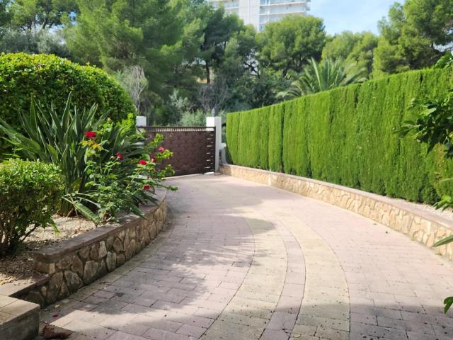 Chalet de lujo con jardin, piscina privada y garaje en Denia