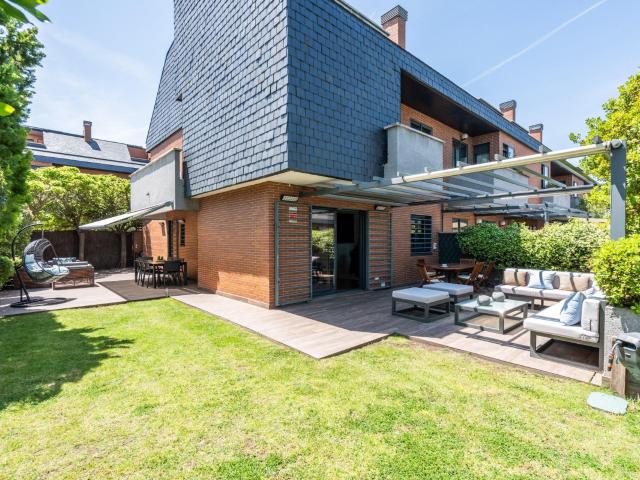 CHALET DE LUJO CON VISTAS A LA SIERRA EN URBANIZACIÓN EXCLUSIVA DE LAS ROZAS
