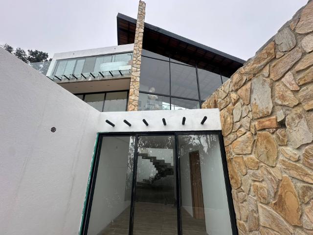 CHALET DE LUJO EN VENTA UBICADO EN LA COLONIA TOVAR