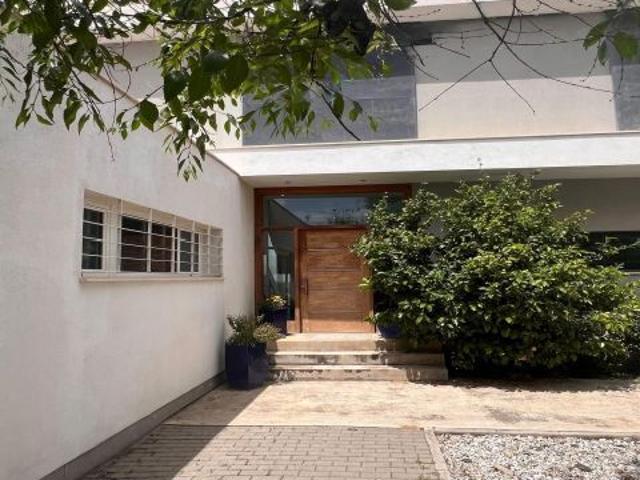 Chalet de lujo en Las Gabias. Semi nuevo y con gran parcela de 1.300 m