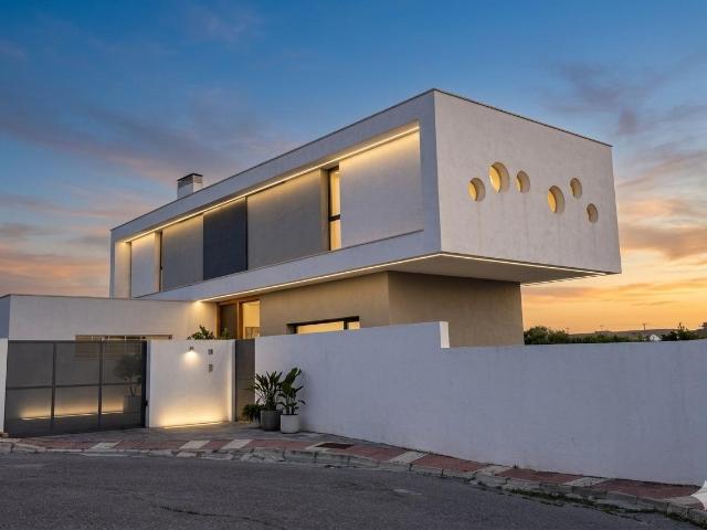 Chalet de lujo en Las Gabias. Semi nuevo y con gran parcela de 1.300 m