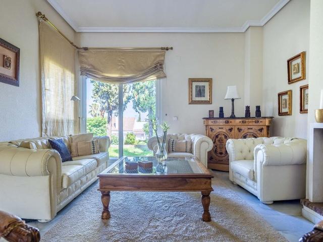 Chalet de Lujo Listo para Entrar en Simón Verde: Espacio, Elegancia y Confort en 4 Plantas