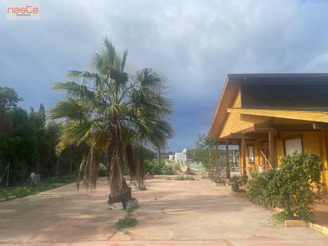 CHALET DE MADERA CON PISCINA Y JARDINES EN PARCELA VALLADA