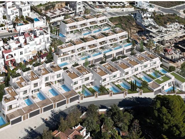 Chalet de Nueva construcción en Nerja zona Capistrano con 3 dormitorios, garajes y piscina