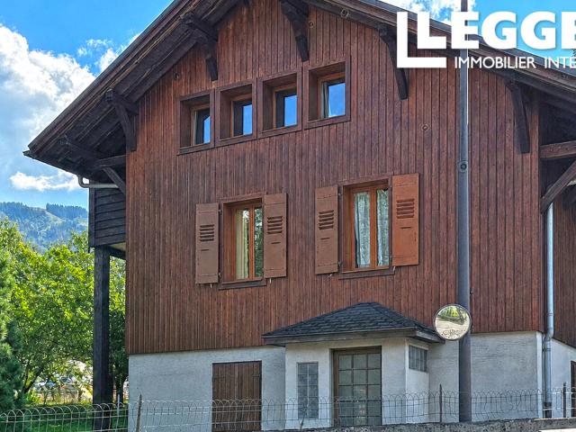 Chalet de sept chambres sur un grand terrain constructible offrant un fort potentiel, au cœur de Morillon
