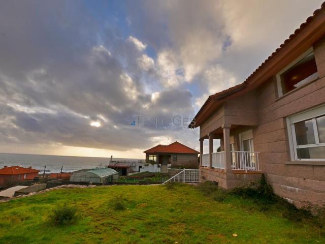 Chalet de piedra a estrenar en Mougas Oia con vistas a la montaña y al océano