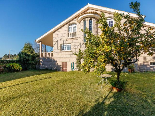 Chalet de piedra con parcela de 900 m² y piscina en Nigrán