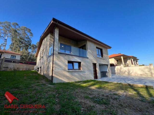 Chalet de piedra de obra nueva con finca privada en Tomiño diseño, tranquilidad y calidad de vida