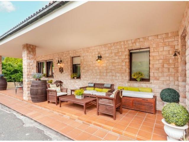 Chalet de piedra en Somao: espacio, vistas y calidad de vida