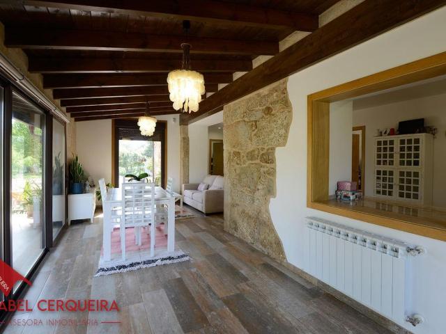 Chalet de planta baja con 243 m² de piedra y 2.800 m² de finca