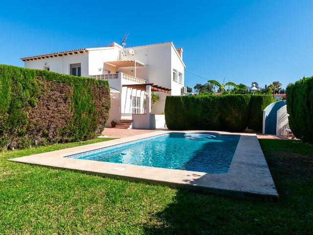 Chalet de tres habitaciones, parking, garaje, piscina y gran parcela con vistas al mar
