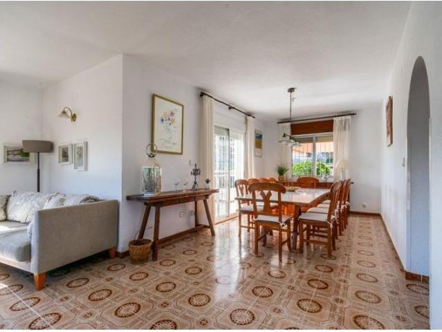 Chalet de tres habitaciones, parking, garaje, piscina y gran parcela con vistas al mar