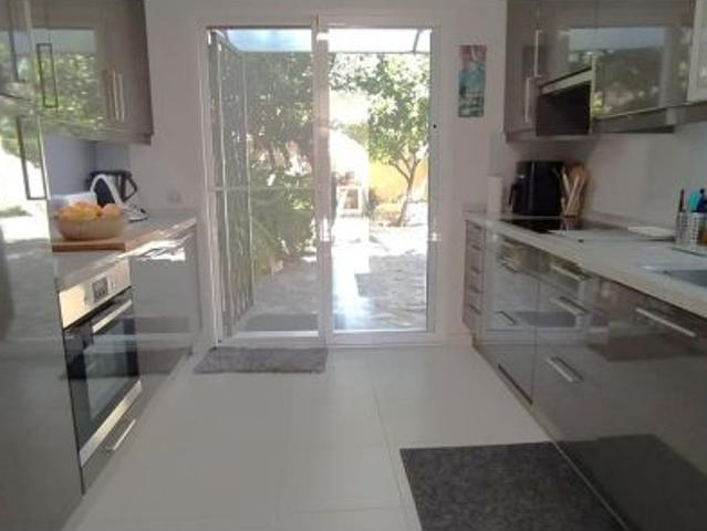 Chalet de una planta con 3 habitaciones, estudio independiente y parcela de 450m2