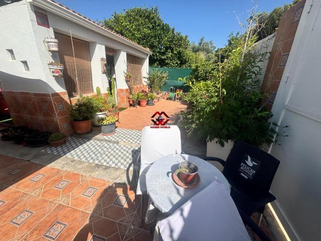 Chalet de una sola planta completamente reformado con solárium y amplia parcela en Santiago de la Ribera