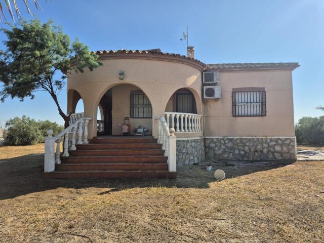 CHALET EN CATRAL EN UNA PARCELA DE 2600m