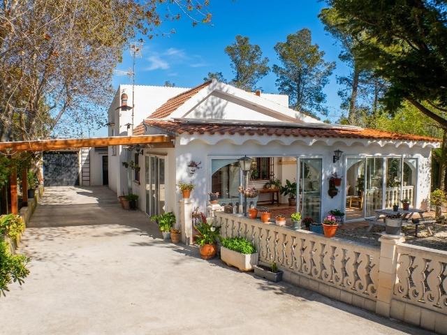 Chalet urbano en altura con porche de encanto