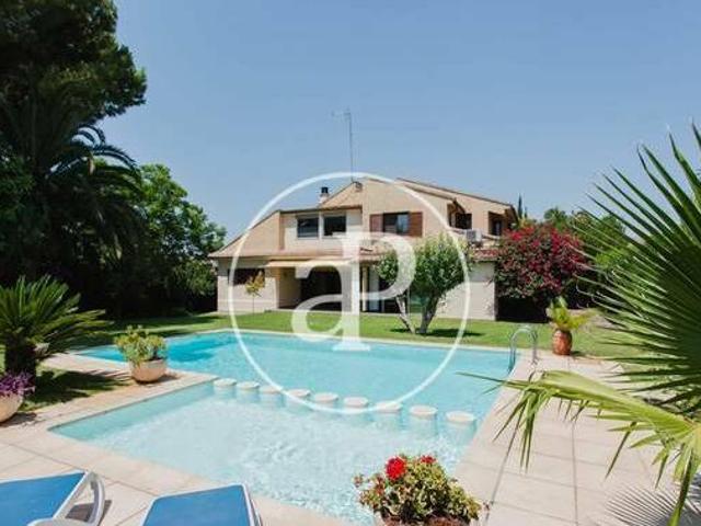 Chalet en alquiler completamente reformado con jardín y piscina en La Cañada