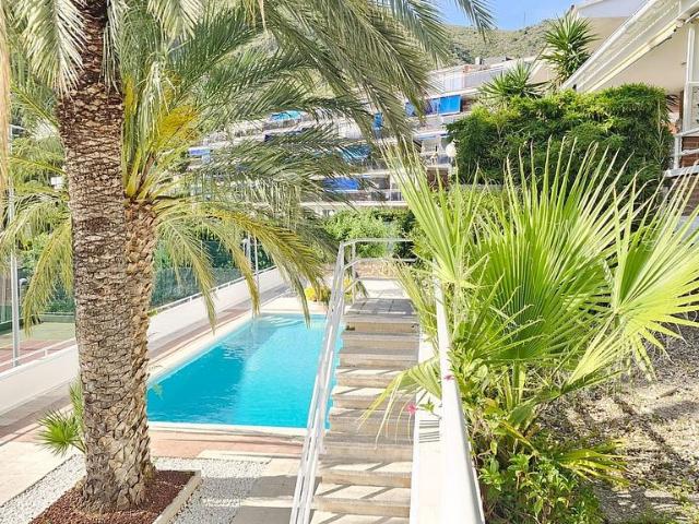 Chalet en alquiler en calle D'alcover, Castelldefels, de 220 m² 5 habitaciones por 3.500