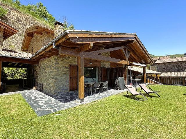Chalet en alquiler en calle Eix Pirinenc, Montellà i Martinet, de 240 m² 4 habitaciones por 2.100