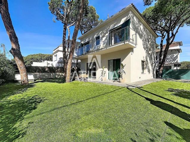 Chalet en alquiler en Castelldefels, de 168 m² 5 habitaciones por 6.200