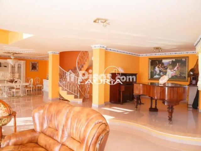 Chalet en alquiler en Chiva