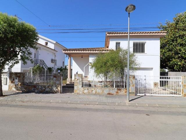 Chalet en alquiler en Alcanar, de 184 m² 3 habitaciones por 939