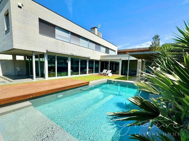 Chalet en alquiler en avenida Can Vilallonga, Sant Cugat del Vallès, de 445 m² 4 habitaciones por 7.950