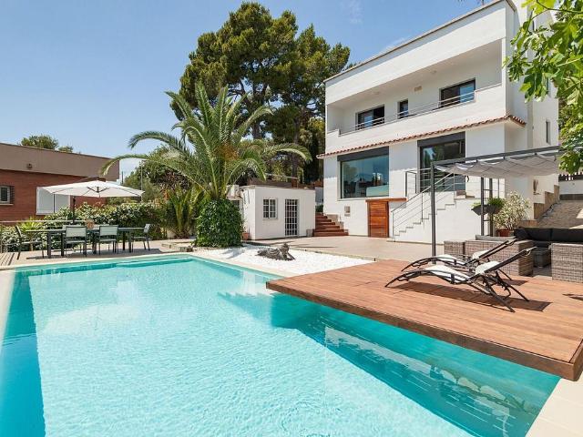 Chalet en alquiler en avenida, Castelldefels, de 200 m² 4 habitaciones por 14.000