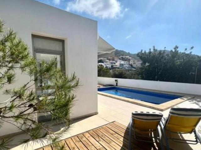 Chalet en alquiler en avenida Dels Garrofers, Sitges, de 162 m² 5 habitaciones por 3.500