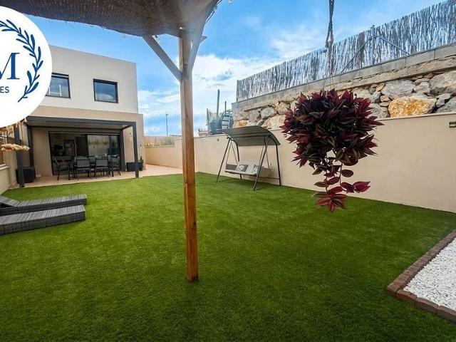 Chalet en alquiler en Vilanova i La Geltrú, de 94 m² 3 habitaciones por 2.200