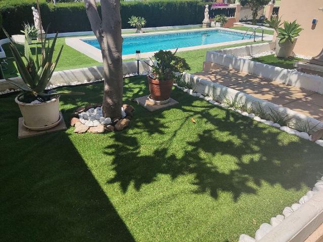 Chalet en alquiler en Viladecans, de 386 m² 5 habitaciones por 4.400