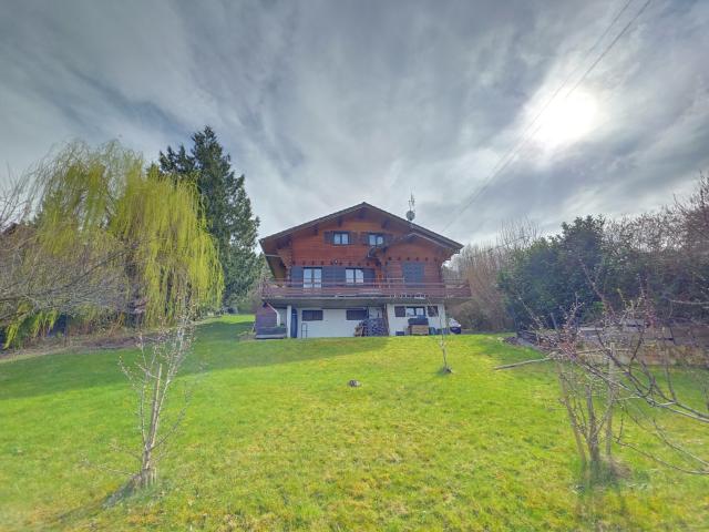 Chalet en bois avec pleine vue Lac Léman