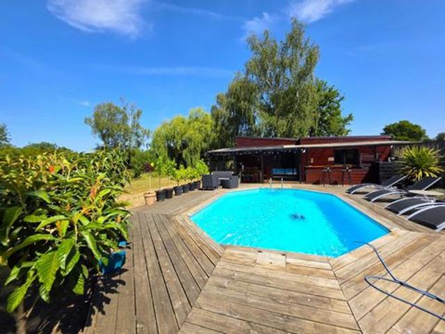 Chalet en bois, de plain pied, au coeur de la campagne baugeoise, avec sa piscine et son étang de pêche