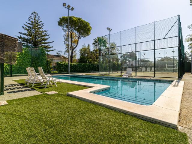 Chalet en El Cuco con gran parcela, piscina y pista de pádel propia