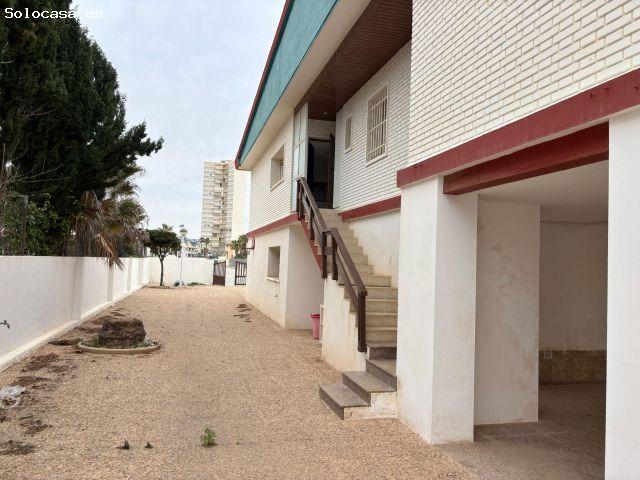 Chalet en el kilómetro 2 de la zona de Entremares, a 200 metros de la playa