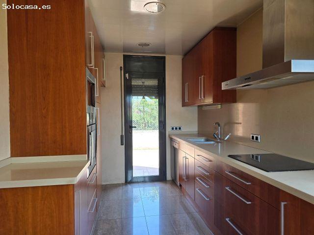 Chalet en Els Avets Rubí: 239 m2 construidos, luz natural, vistas despejadas y garaje para 4 coche