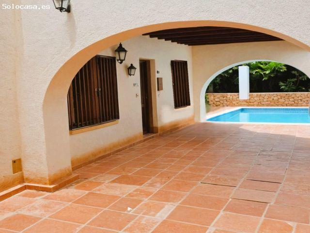 ¡ CHALET EN INMEJORABLE SITUACIÓN, CON PARADA DE BUS, SUPERMERCADOS, SERVICIO MÉDICOS, FARMACIAS.